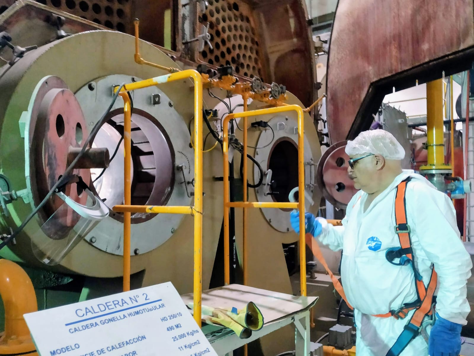 Técnicos inspeccionando caldera industrial