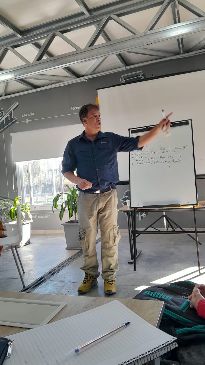 Instructor dictando capacitación técnica en aula
