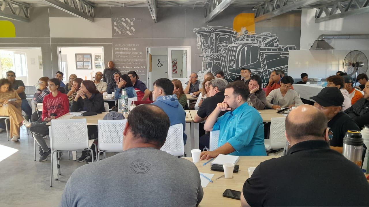 Reunión comunitaria con participación de vecinos y representantes